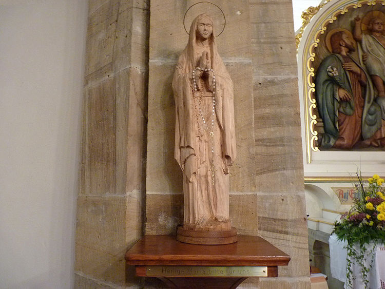Die Holzplastik der Madonna (links) ist von einem ungarischen Künstler aus unserer Partnerstadt Komárom geschnitzt worden.